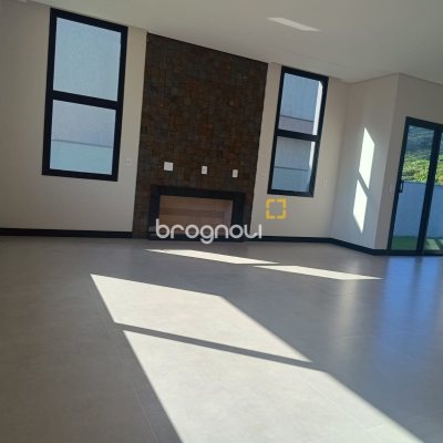 Casa com 248m², 3 quartos (sendo 3 suítes), 2 garagens, no bairro São João do Rio Vermelho em Florianópolis