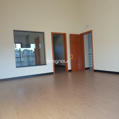 Casa com 248m², 3 quartos (sendo 3 suítes), 2 garagens, no bairro São João do Rio Vermelho em Florianópolis