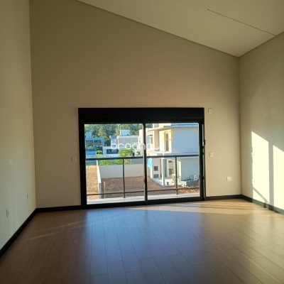 Casa com 248m², 3 quartos (sendo 3 suítes), 2 garagens, no bairro São João do Rio Vermelho em Florianópolis