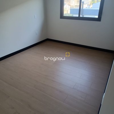 Casa com 248m², 3 quartos (sendo 3 suítes), 2 garagens, no bairro São João do Rio Vermelho em Florianópolis