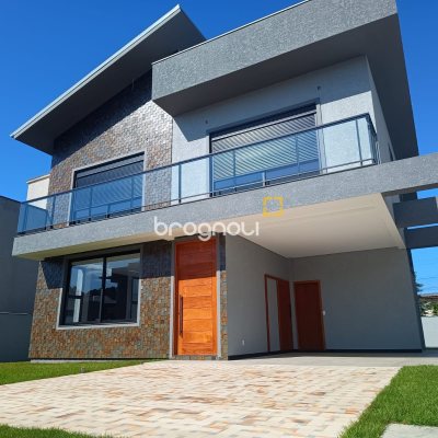 Casa com 248m², 3 quartos (sendo 3 suítes), 2 garagens, no bairro São João do Rio Vermelho em Florianópolis