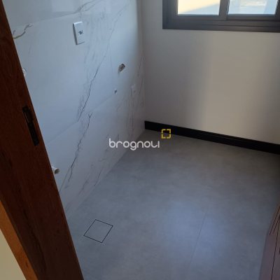 Casa com 248m², 3 quartos (sendo 3 suítes), 2 garagens, no bairro São João do Rio Vermelho em Florianópolis