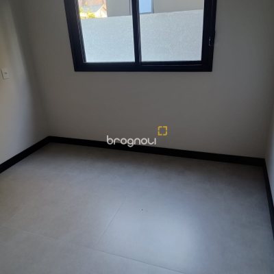 Casa com 248m², 3 quartos (sendo 3 suítes), 2 garagens, no bairro São João do Rio Vermelho em Florianópolis