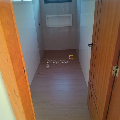 Casa com 248m², 3 quartos (sendo 3 suítes), 2 garagens, no bairro São João do Rio Vermelho em Florianópolis