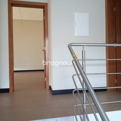 Casa com 248m², 3 quartos (sendo 3 suítes), 2 garagens, no bairro São João do Rio Vermelho em Florianópolis