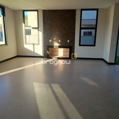 Casa com 248m², 3 quartos (sendo 3 suítes), 2 garagens, no bairro São João do Rio Vermelho em Florianópolis
