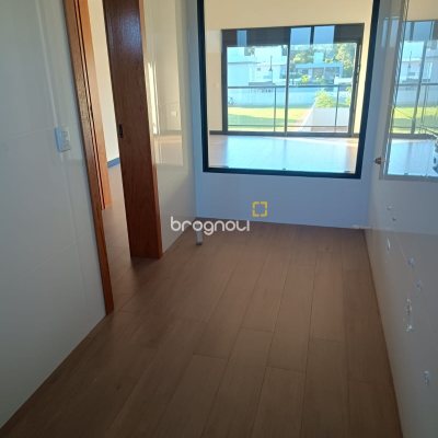 Casa com 248m², 3 quartos (sendo 3 suítes), 2 garagens, no bairro São João do Rio Vermelho em Florianópolis