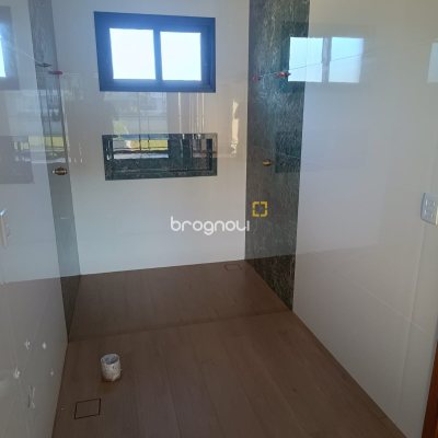 Casa com 248m², 3 quartos (sendo 3 suítes), 2 garagens, no bairro São João do Rio Vermelho em Florianópolis