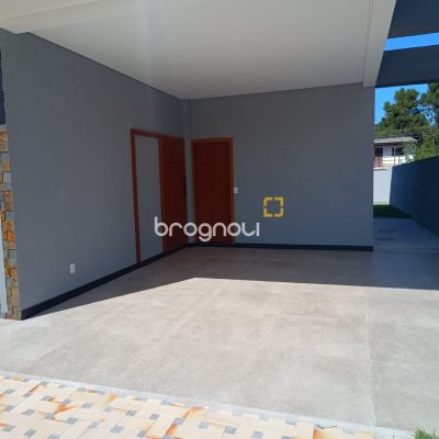 Casa com 248m², 3 quartos (sendo 3 suítes), 2 garagens, no bairro São João do Rio Vermelho em Florianópolis
