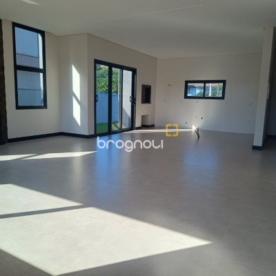 Casa com 248m², 3 quartos (sendo 3 suítes), 2 garagens, no bairro São João do Rio Vermelho em Florianópolis