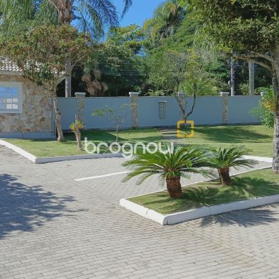 Casa de Condomínio com 248m², 4 quartos (sendo 3 suítes), 2 garagens, no bairro Vargem Pequena em Florianópolis