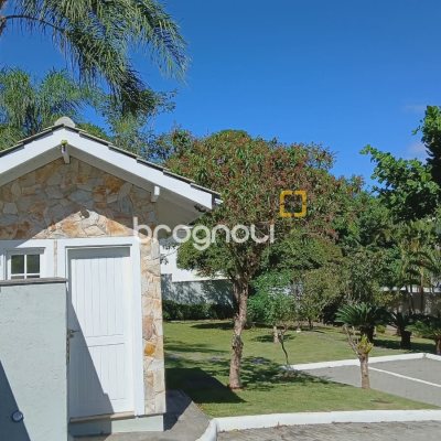 Casa de Condomínio com 248m², 4 quartos (sendo 3 suítes), 2 garagens, no bairro Vargem Pequena em Florianópolis