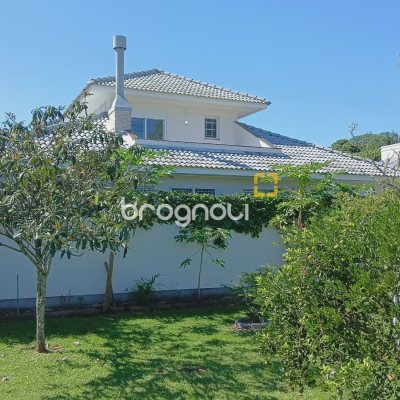 Casa de Condomínio com 248m², 4 quartos (sendo 3 suítes), 2 garagens, no bairro Vargem Pequena em Florianópolis