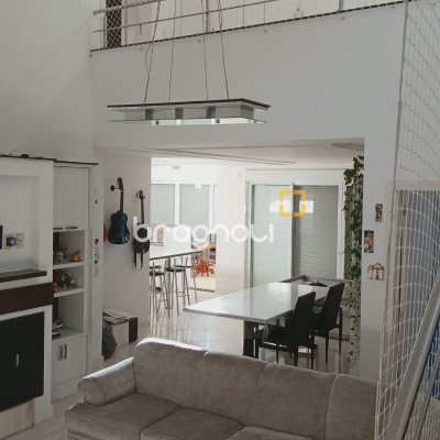 Casa de Condomínio com 248m², 4 quartos (sendo 3 suítes), 2 garagens, no bairro Vargem Pequena em Florianópolis