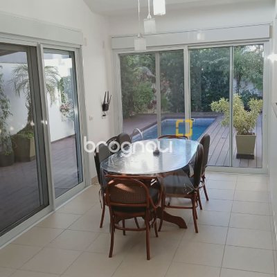 Casa de Condomínio com 248m², 4 quartos (sendo 3 suítes), 2 garagens, no bairro Vargem Pequena em Florianópolis
