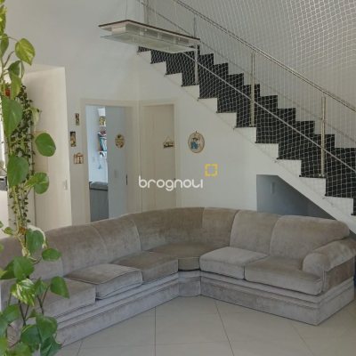 Casa de Condomínio com 248m², 4 quartos (sendo 3 suítes), 2 garagens, no bairro Vargem Pequena em Florianópolis