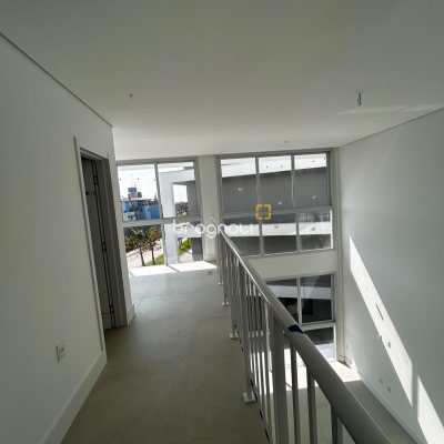 Loft com 74m², 2 quartos (sendo 1 suíte), no bairro Barra da Lagoa em Florianópolis