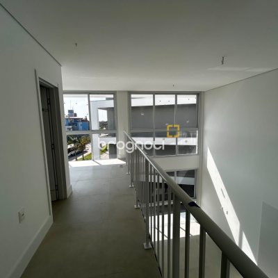 Loft com 74m², 2 quartos (sendo 1 suíte), no bairro Barra da Lagoa em Florianópolis