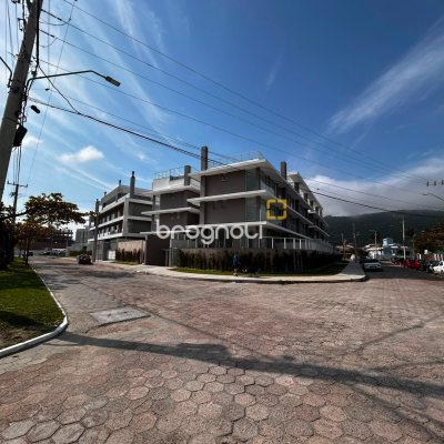 Loft com 74m², 2 quartos (sendo 1 suíte), no bairro Barra da Lagoa em Florianópolis