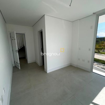 Loft com 74m², 2 quartos (sendo 1 suíte), no bairro Barra da Lagoa em Florianópolis