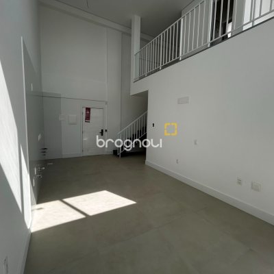 Loft com 74m², 2 quartos (sendo 1 suíte), no bairro Barra da Lagoa em Florianópolis