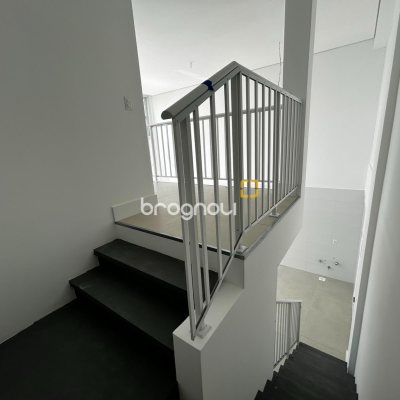 Loft com 74m², 2 quartos (sendo 1 suíte), no bairro Barra da Lagoa em Florianópolis