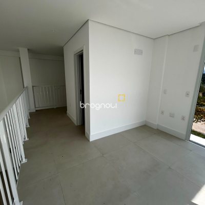 Loft com 74m², 2 quartos (sendo 1 suíte), no bairro Barra da Lagoa em Florianópolis