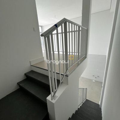 Loft com 74m², 2 quartos (sendo 1 suíte), no bairro Barra da Lagoa em Florianópolis