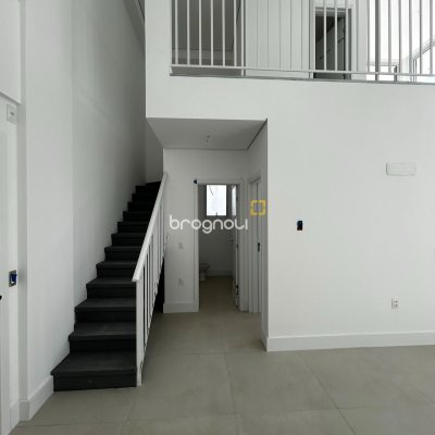 Loft com 74m², 2 quartos (sendo 1 suíte), no bairro Barra da Lagoa em Florianópolis