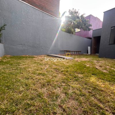 Casa com 65m², 2 quartos (sendo 1 suíte), 2 garagens, no bairro São João do Rio Vermelho em Florianópolis