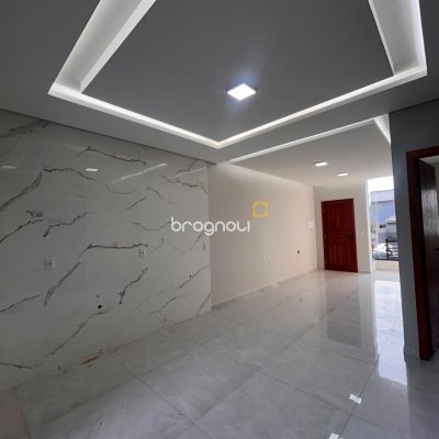Casa com 65m², 2 quartos (sendo 1 suíte), 2 garagens, no bairro São João do Rio Vermelho em Florianópolis