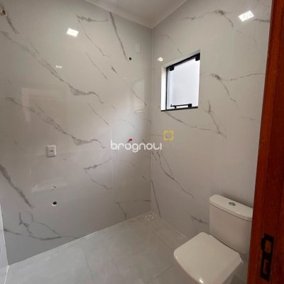 Casa com 65m², 2 quartos (sendo 1 suíte), 2 garagens, no bairro São João do Rio Vermelho em Florianópolis