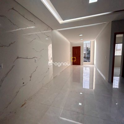 Casa com 65m², 2 quartos (sendo 1 suíte), 2 garagens, no bairro São João do Rio Vermelho em Florianópolis