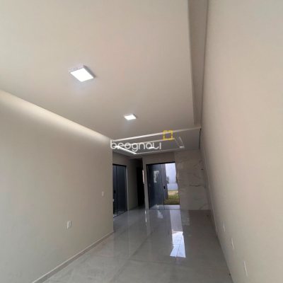 Casa com 65m², 2 quartos (sendo 1 suíte), 2 garagens, no bairro São João do Rio Vermelho em Florianópolis
