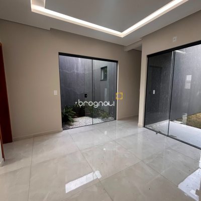 Casa com 65m², 2 quartos (sendo 1 suíte), 2 garagens, no bairro São João do Rio Vermelho em Florianópolis