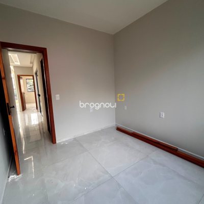 Casa com 65m², 2 quartos (sendo 1 suíte), 2 garagens, no bairro São João do Rio Vermelho em Florianópolis