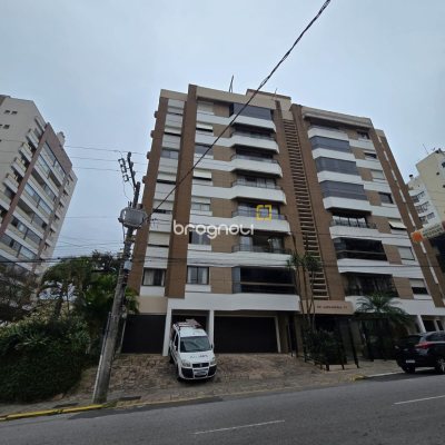Apartamento com 104m², 2 quartos (sendo 1 suíte), 2 garagens, no bairro Centro em Florianópolis