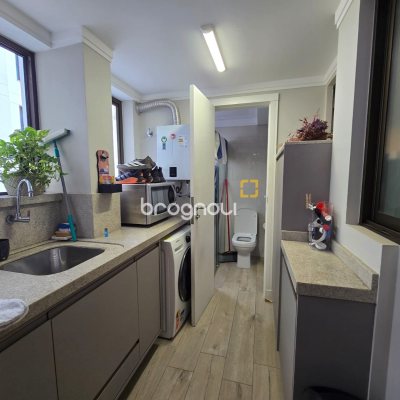 Apartamento com 104m², 2 quartos (sendo 1 suíte), 2 garagens, no bairro Centro em Florianópolis