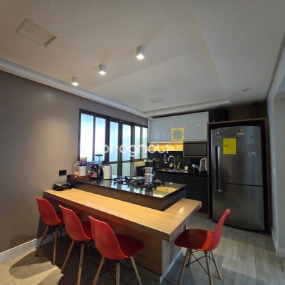 Apartamento com 104m², 2 quartos (sendo 1 suíte), 2 garagens, no bairro Centro em Florianópolis