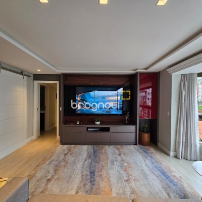 Apartamento com 104m², 2 quartos (sendo 1 suíte), 2 garagens, no bairro Centro em Florianópolis