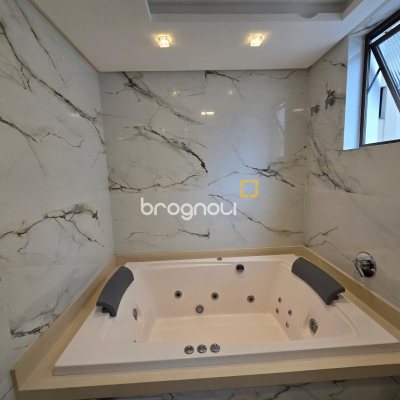Apartamento com 104m², 2 quartos (sendo 1 suíte), 2 garagens, no bairro Centro em Florianópolis
