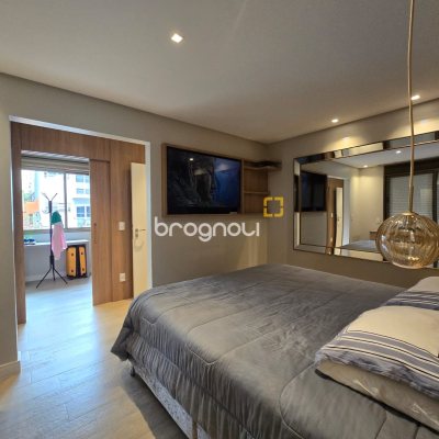 Apartamento com 104m², 2 quartos (sendo 1 suíte), 2 garagens, no bairro Centro em Florianópolis