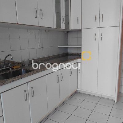 Apartamento com 76m², 2 quartos (sendo 1 suíte), 1 garagem, no bairro Abraão em Florianópolis