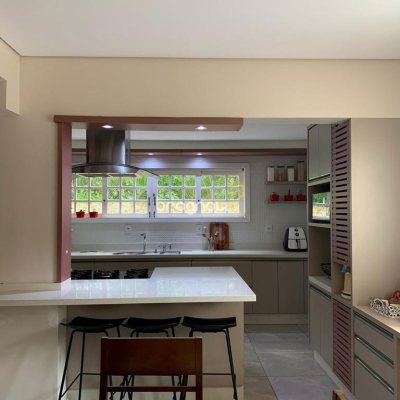 Casa com 307m², 4 quartos (sendo 2 suítes), 5 garagens, no bairro Campeche em Florianópolis