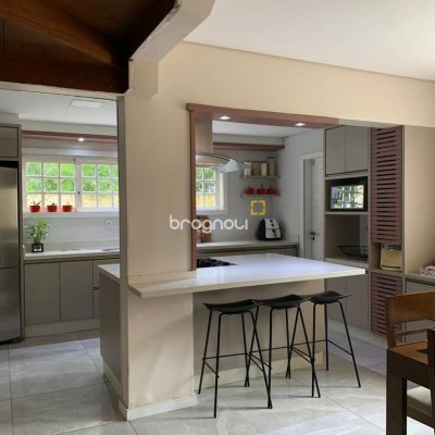 Casa com 307m², 4 quartos (sendo 2 suítes), 5 garagens, no bairro Campeche em Florianópolis