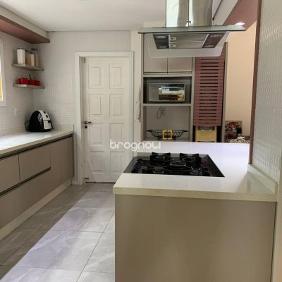 Casa com 307m², 4 quartos (sendo 2 suítes), 5 garagens, no bairro Campeche em Florianópolis