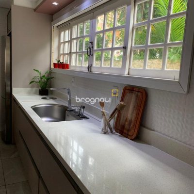 Casa com 307m², 4 quartos (sendo 2 suítes), 5 garagens, no bairro Campeche em Florianópolis