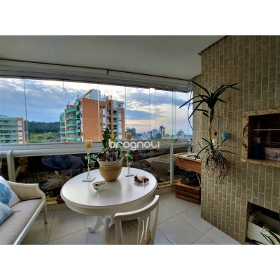 Cobertura com 166m², 4 quartos (sendo 3 suítes), 2 garagens, no bairro Trindade em Florianópolis