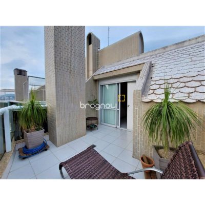 Cobertura com 166m², 4 quartos (sendo 3 suítes), 2 garagens, no bairro Trindade em Florianópolis