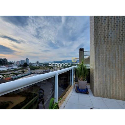Cobertura com 166m², 4 quartos (sendo 3 suítes), 2 garagens, no bairro Trindade em Florianópolis